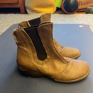 Jambu/ JBU ankle boots.